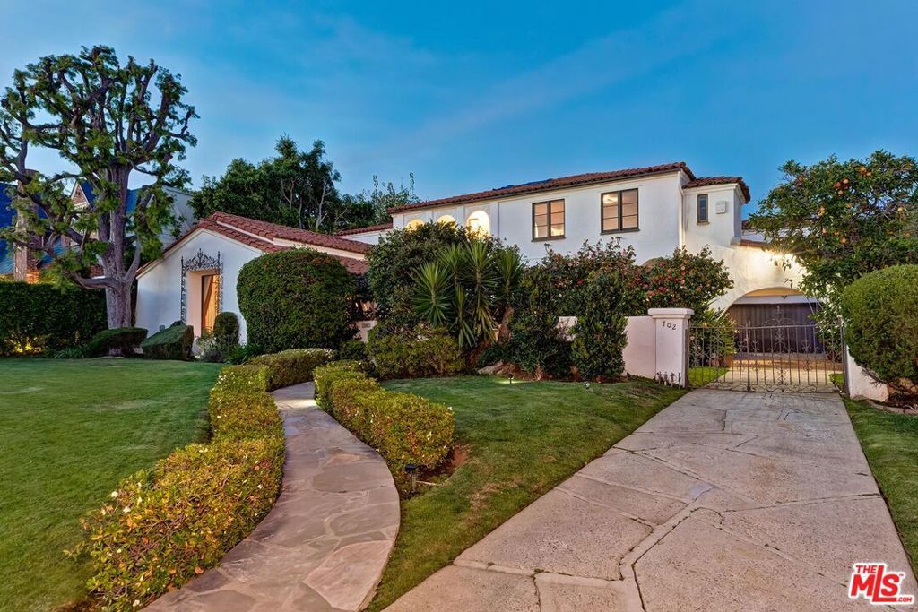 Photo of 702 N Linden Drive, Beverly Hills, CA 90210 (MLS # 26646241)