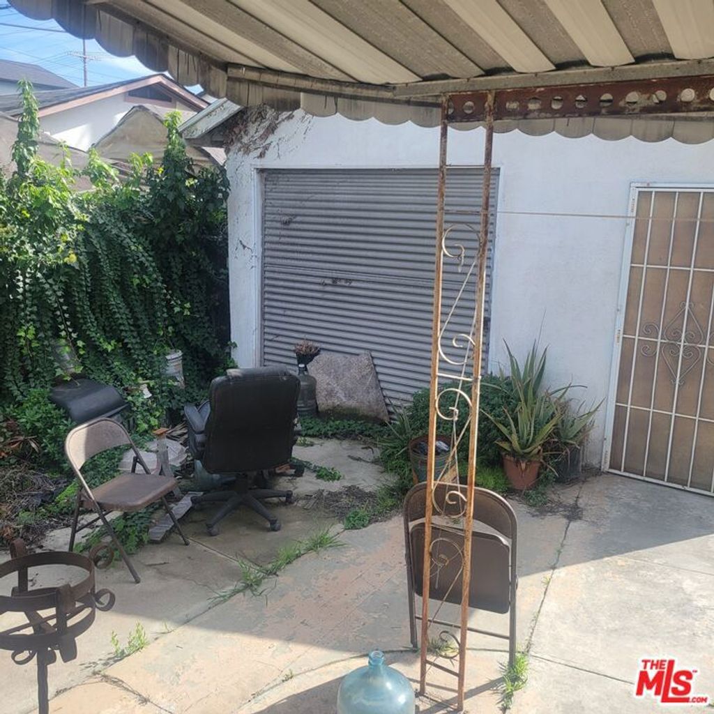 Photo of 2432 Exposition Place, Los Angeles, CA 90018 (MLS # 24359513)