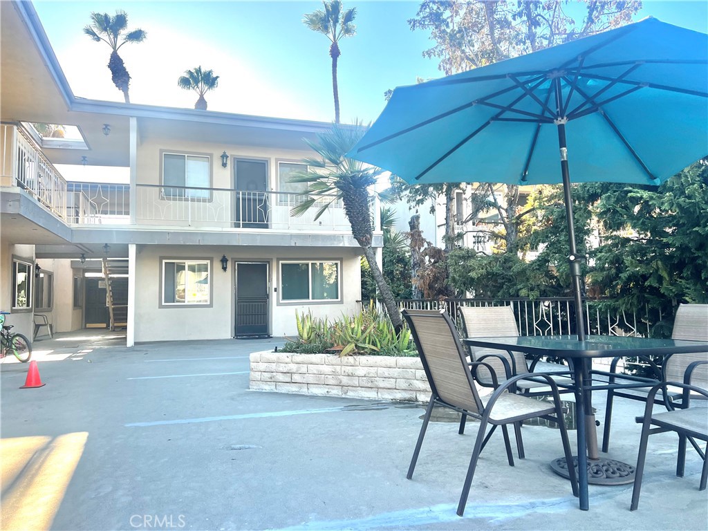Welcome to 3500 Elm Ave #31, a charming 1-bedroom, 1-bathroom condo located in the heart of Bixby Knolls, one of Long Beach’s most desirable neighborhoods. This bright and inviting home features an open living area, a well-designed kitchen, and a spacious bedroom with plenty of natural light. The community offers wonderful amenities including a sparkling pool, gated entry, and a dedicated parking space for your convenience.
With its low HOA fees, this property is perfect for first-time buyers, downsizers, or investors looking for a fix and flip or buy and hold opportunity. Ideally situated near shops, restaurants, parks, and easy freeway access, this condo provides the perfect blend of comfort and convenience.
Don’t miss your chance to own this affordable gem in a prime Long Beach location!