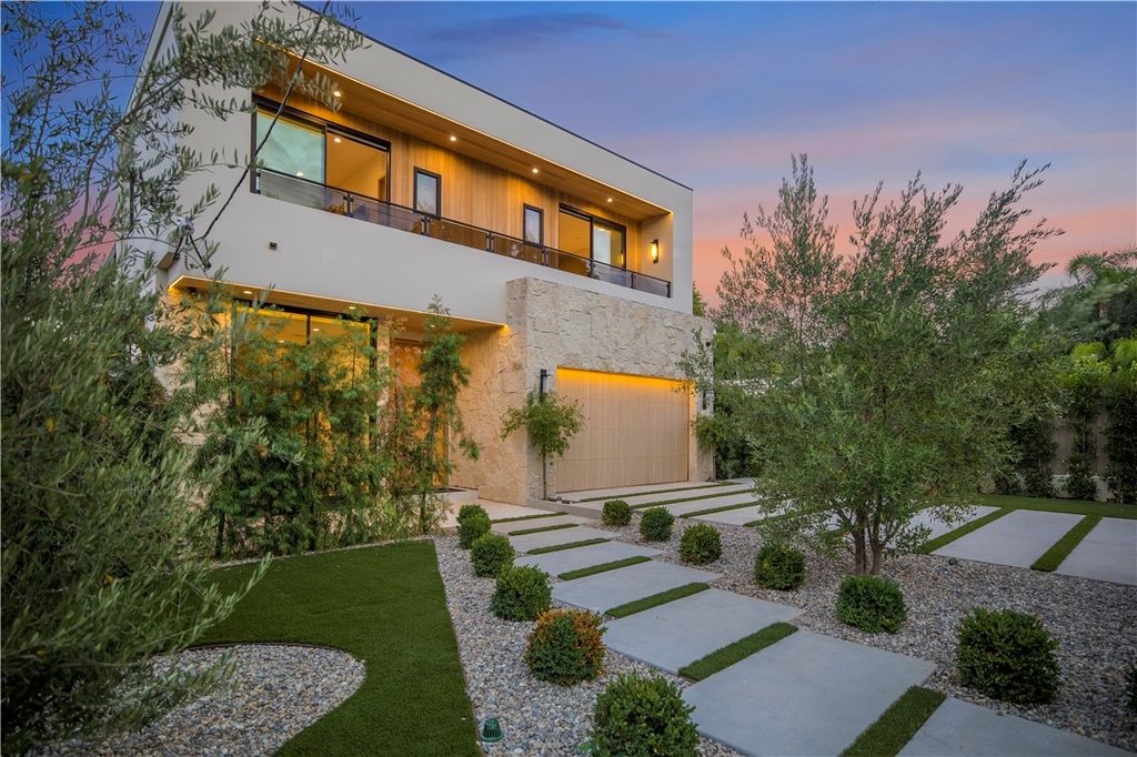 Photo of 5170 Amestoy Ave. Ave, Encino, CA 91316 (MLS # SR25228083)