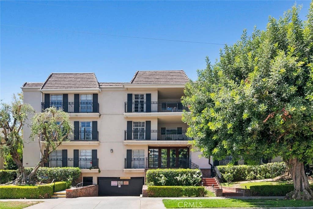 Photo of 15248 Dickens Street #102, Sherman Oaks, CA 91403 (MLS # SR26132850)