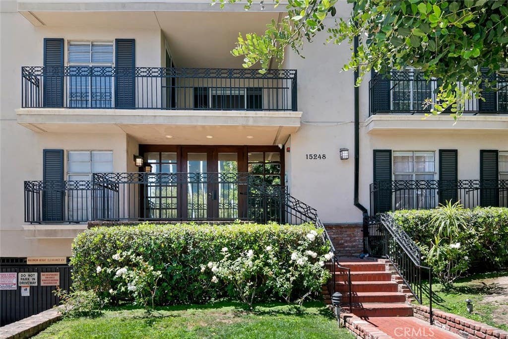 Photo of 15248 Dickens Street #102, Sherman Oaks, CA 91403 (MLS # SR26132850)