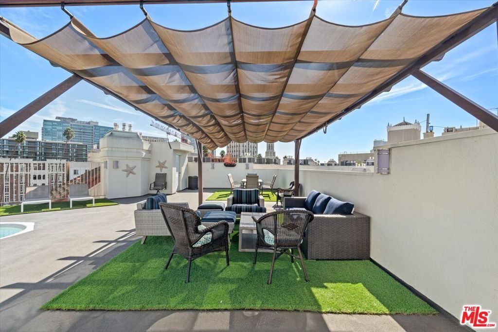 Photo of 620 S Gramercy Place #234, Los Angeles, CA 90005 (MLS # 25615123)