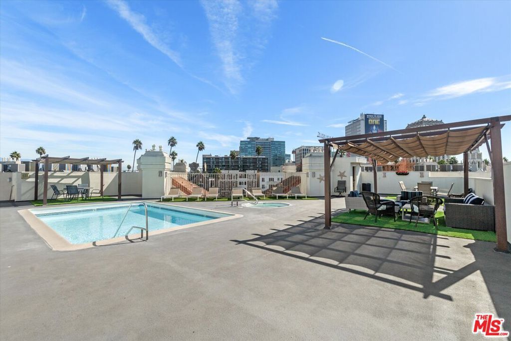 Photo of 620 S Gramercy Place #234, Los Angeles, CA 90005 (MLS # 25615123)