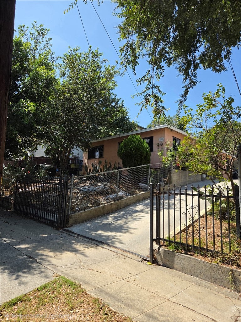 1651 Tremont