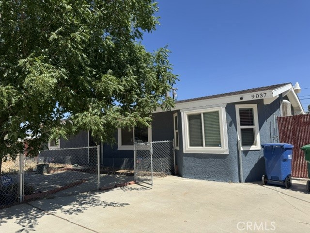 CHARMING AND COZY HOME!!! This 2 bedroom & one Bathroom home is an excellent opportunity to start as a property Owner right on the North side of Town.
This home offers laminated wood flooring
Granite counter tops, Back splash and double sink kitchen , wood burning stove , RV Access, Detached car garage , Large Backyard, back patio, mature trees at front.
