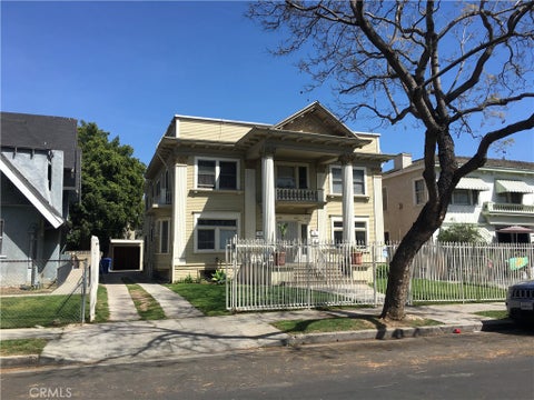 Photo of 2710 Raymond Avenue, Los Angeles, CA 90007 (MLS # AR26148199)