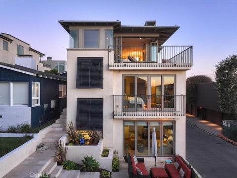 Photo of 112 17th ST, Manhattan Beach, CA 90266 (MLS # SB26227102)