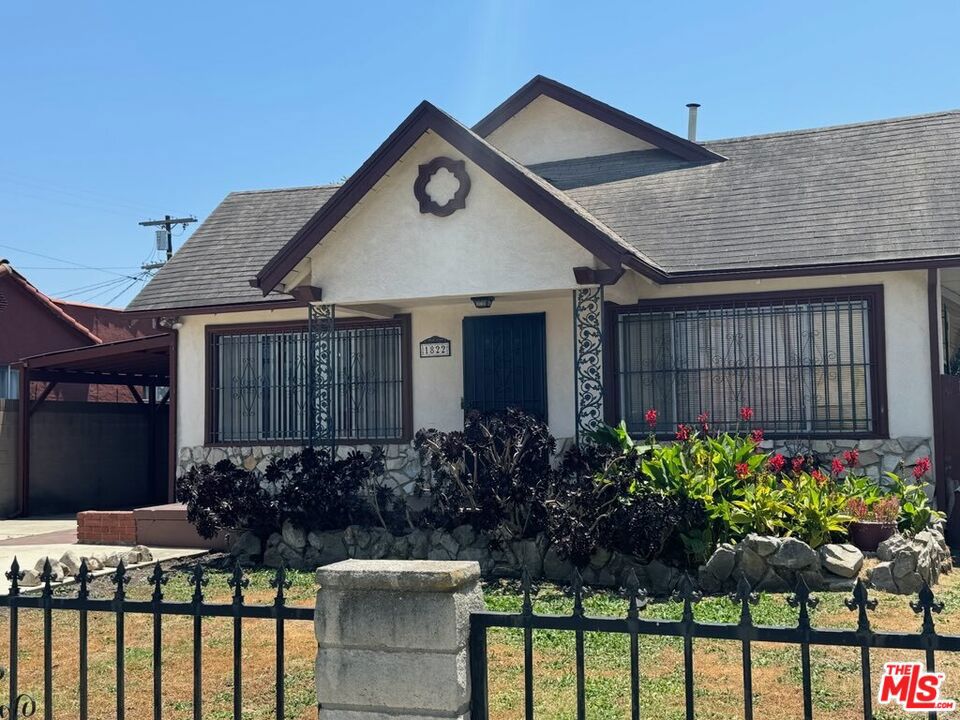 Beautifully updated single-family residence available for lease in the heart of Los Angeles. This 3-bedroom, 2-bath home features a bright living room, a separate dining area, and a modern kitchen with a breakfast bar perfect for both entertaining and everyday living. Additional highlights include two bathrooms, a private backyard ideal for relaxing or outdoor gatherings, and convenient carport parking. Located near schools, shopping, dining, and public transportation. Don't miss this exceptional leasing opportunity!