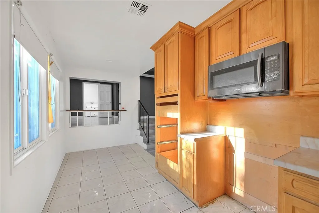 Los Angeles, California 90047, United States, 4 Bedrooms Bedrooms, ,3 BathroomsBathrooms,Residential,Active,182050