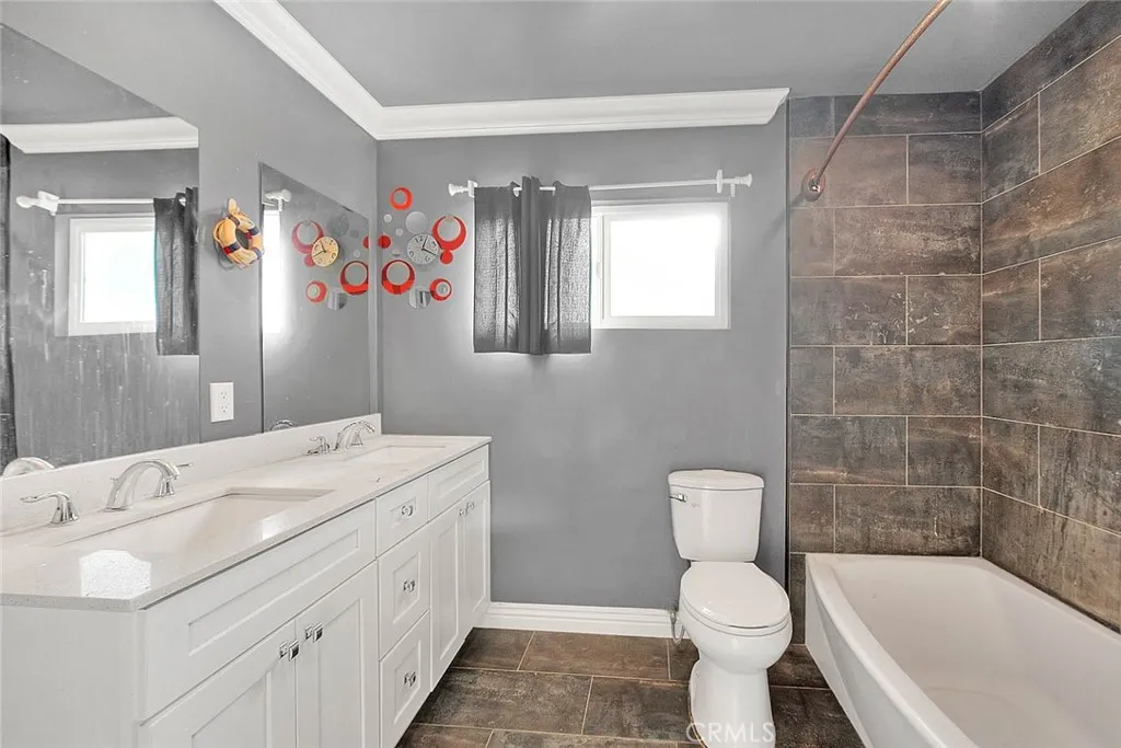 Los Angeles, California 90047, United States, 4 Bedrooms Bedrooms, ,3 BathroomsBathrooms,Residential,Active,182050