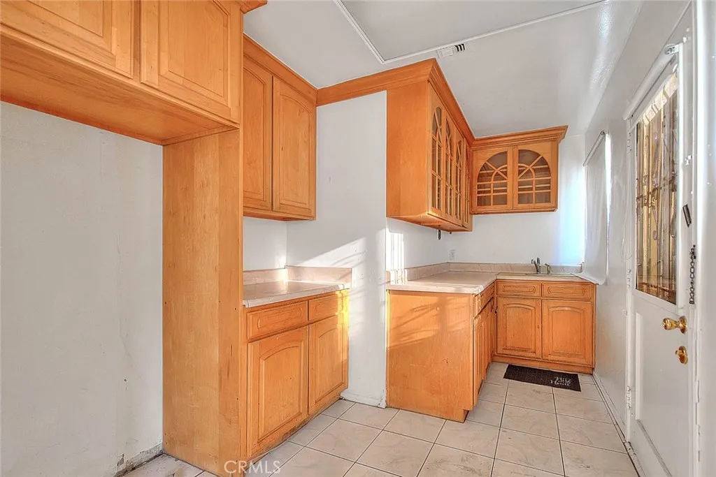 Los Angeles, California 90047, United States, 4 Bedrooms Bedrooms, ,3 BathroomsBathrooms,Residential,Active,182050