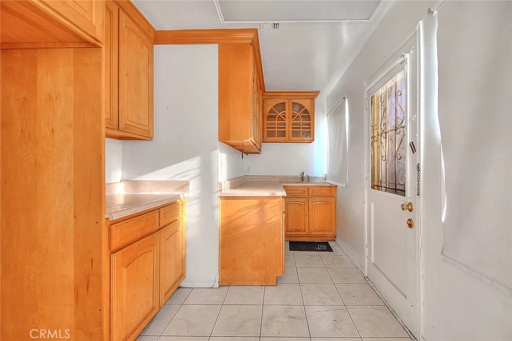 Los Angeles, California 90047, United States, 4 Bedrooms Bedrooms, ,3 BathroomsBathrooms,Residential,Active,182050