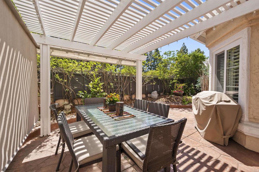 1098 TORREY PINES RD