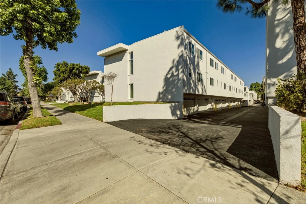 4331 W Sarah Street 10