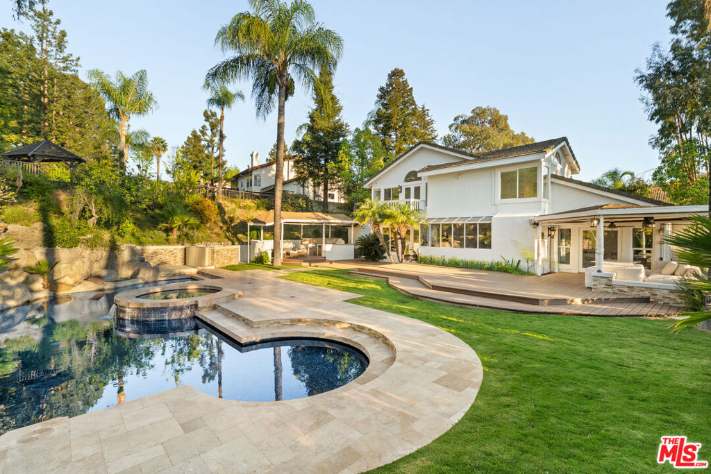 22137 Cairnloch Street