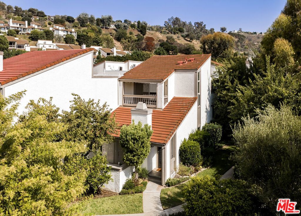 Photo of 17100 Palisades Circle, Pacific Palisades, CA 90272 (MLS # 25597617)