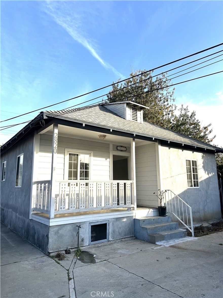 LOCATION! LOCATION!! LOCATION A 5 MINUTE DRIVE FROM THE 10 FREEWAY AND THE UNIT SITS WITHIN A QUIET RESIDENTIAL NEIGHBORHOOD. THE HOME FEATURES AN IN-UNIT 2 BEDS AND 1.5 BATHS PLUS DEN EXTRA SPACE (SPACE FOR OFFICE) AND ON IN-UNIT WASHER & DRYER IN FULLY UPDATED WITH PAINT THAT LOOKS NEW. THE PROPERTY INCLUDES A GATED ENTRANCE FOR 2 VEHICLES PARKINGS. LOCATION CLOSE TO MANY NEW AND HIP LOCAL BARS AND RESTAURANTS, JUST NORTH OF THE CRENSHAW BLVD SHOPPING DISTRICT AND LEIMERT PARK. CLOSE PROXIMITY TO ALL PUBLIC TRANSIT OPTIONS, INCLUDING THE NEW METRO STATION. USC, DTLA ARE MINUTES TO THE EAST. MIDCITYAND AND HOLLYWOOD ARE JUST MINUTES TO THE NORTH. THE JEFFERSON PARK ONE OF THE MOST CENTRALLY LOCATED DISTRICTS IN ALL OF LA. PUBLIC SCHOOLS, LIBRARY AND PARK ARE ALL LOCATED WITHIN WALKING DISTANCE.