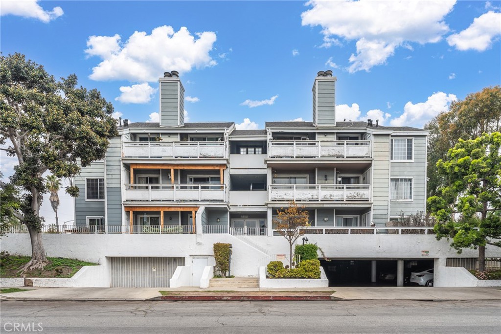 ?? Discover a charming Long Beach Gem! This 2BR/1BA home, just 1.9 mi from Bluff Park, offers 930 sqft of Cozy Living. Enjoy upgraded Condo with all New Microwave,Dishwasher,Mini Frig, and Stove
The balconies & courtyard metal railings are recently painted. Ideal location near PCH ensures easy access to vibrant city life & coastal retreats. ??
Come on by and see all the renovations to this Gorgeous Condo, besides being close to Bluff Park close to PCH and Close to Costco
It is walking distance to coffee shops and local eateries. with 2 bedrooms and 1 Bathroom a beautiful Mini Bar, did I Mention Indoor Laundry closet,
this one check all the boxes, No more laundromat Two Underground Parking Spaces 9 & 10 Hurry and Come See This Coastal Breeze Bungalow