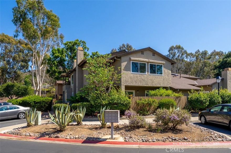 Beautiful Highland Trails community! If you into hiking, biking  or just walking this is the area for you just down the street from Mission Trails regional Park.  This condo is a rare 3 bedroom, one full, one 3/4 and and a half bath. Lovely living room with gas log fireplace, powder room and door out to the one car garage, where the washer dryer and hot water heater are located.  Dining area with sliding glass door out to patio area great for entertaining.   Kitchen has granite counters and newer appliances with loads of cabinets and great lighting. Up stairs there are 3 bedrooms a full hall bath and master bedroom with 3/4 bath and walk in closet and  balcony.

This location is very commuter friendly.