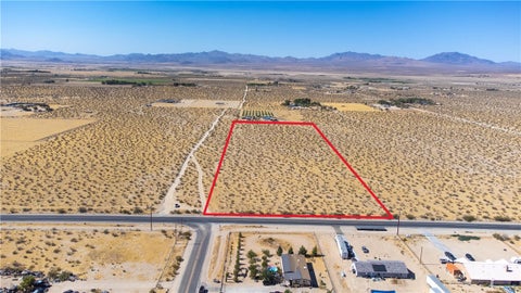 Photo of 247 Old Woman Springs, Lucerne Valley, CA 92356 (MLS # HD26142710)