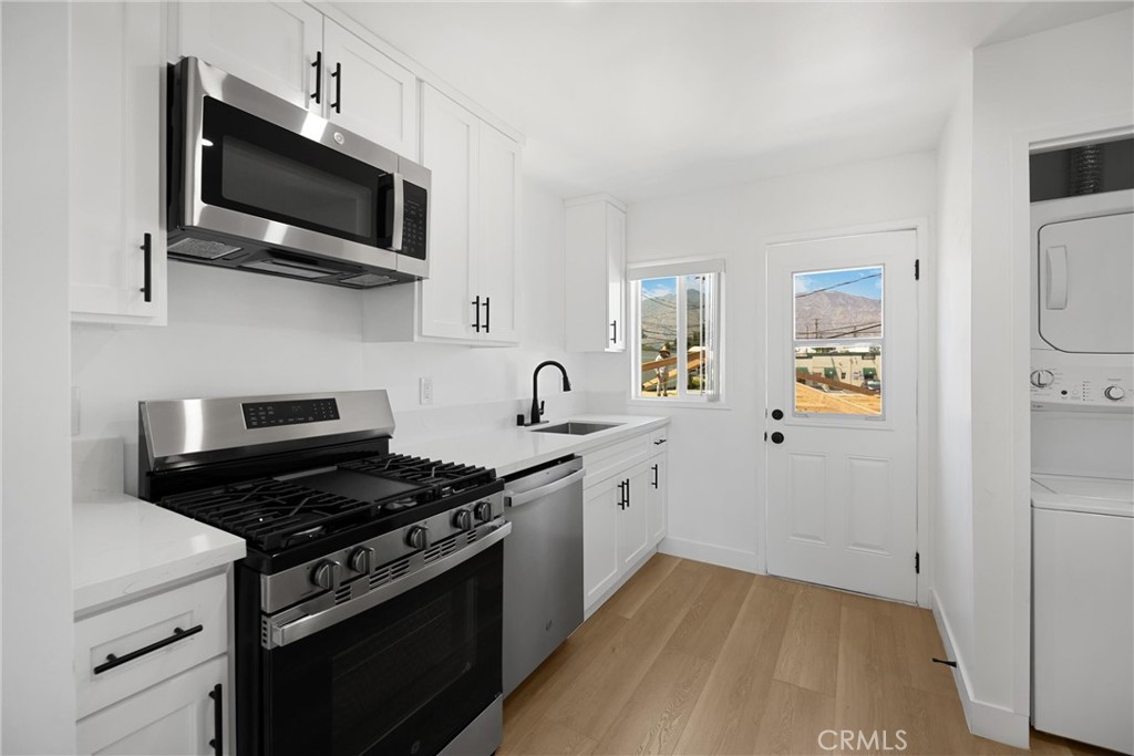 Newly Renovated 1-Bedroom Apartment Home in the Heart of Arcadia - Walk to Schools & Shops
***1 MONTH FREE Rent if moved in by 10/1*** Discover this inviting 1 bed, 1 bath apartment ( 400 sq ft) in a well maintained complex at 15 Christina St. The unit features hardwood/vinyl flooring, updated kitchen counters, modern appliances, and plenty of natural light throughout. Located in a peaceful, walkable neighborhood with Arcadia High School, the public library, Santa Anita Park, and local shops just steps away. Highlights: Newly renovated Stainless Steel appliances Beige wood/vinyl flooring Washer/Dryer (Stackable) HVAC Cozy 400 sq ft layout with Prime Arcadia schools and amenities nearby
Highlights:
Newly renovated
Stainless Steel appliances
Beige wood/vinyl flooring
Washer/Dryer (Stackable)
HVAC
Prime Arcadia schools and amenities nearby
12 Month Lease Term. Deposit is equal to 1 month's rent. Application Fee is $60 per applicant. Residents pay for utilities.