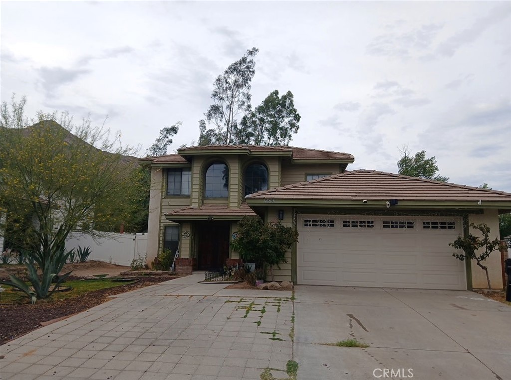 Beautiful 3 bed, 3 full bath located near the mountains, property includes a 2 car garage, individual room for the laundry inside the house, extra room which could be use as family room or office space, parks around the area, freeways and more to see!