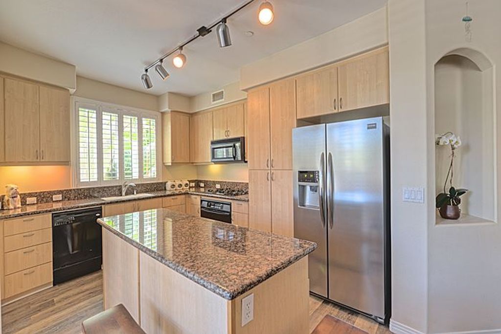 listing image 130728323062800398234