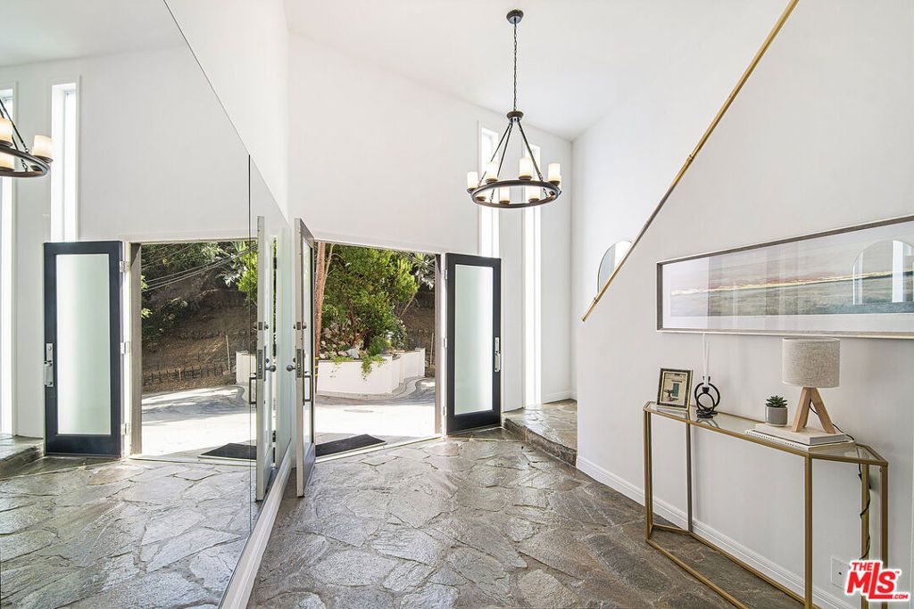 Photo of 8155 Willow Glen Road, Los Angeles, CA 90046 (MLS # 25560307)