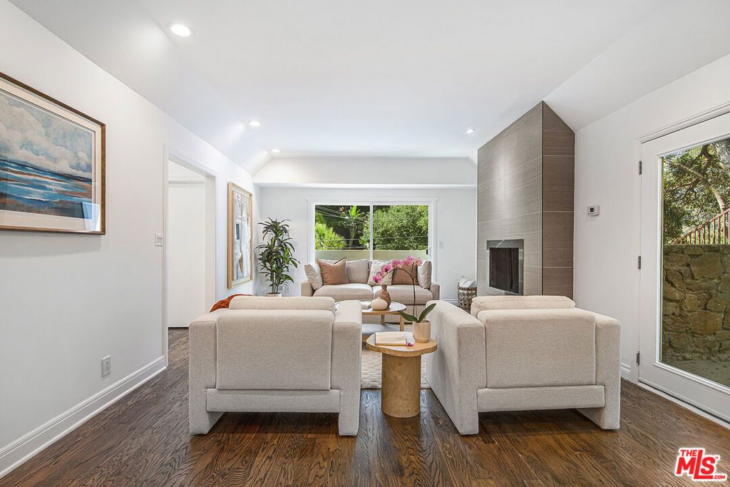 Photo of 8155 Willow Glen Road, Los Angeles, CA 90046 (MLS # 25560307)