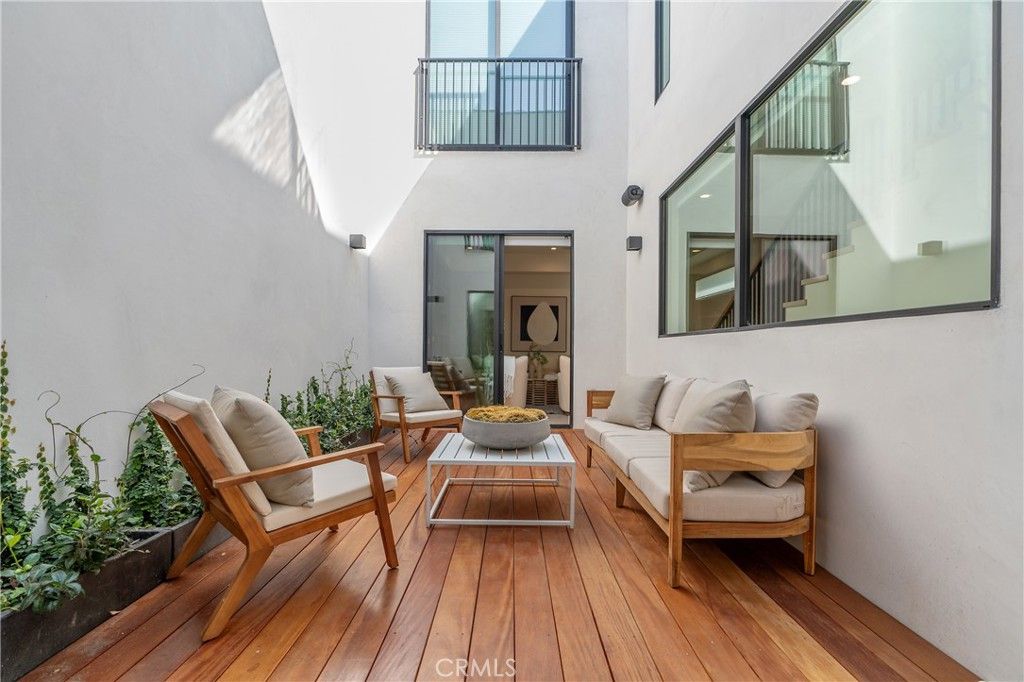 Photo of 11823 Tennessee Avenue, Los Angeles, CA 90064 (MLS # SB25219683)