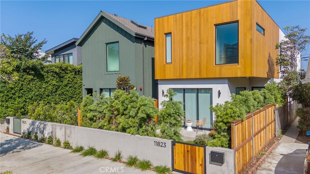 Photo of 11823 Tennessee Avenue, Los Angeles, CA 90064 (MLS # SB25219683)