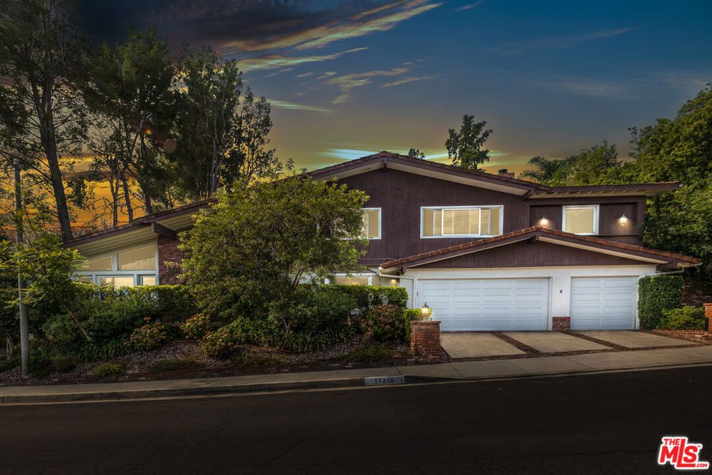 Photo of 17216 Luverne Place, Encino, CA 91316 (MLS # 25581917)