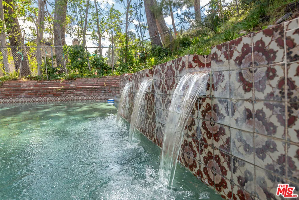 Encino, California 91316, United States, 4 Bedrooms Bedrooms, ,4 BathroomsBathrooms,Residential,Active,216575