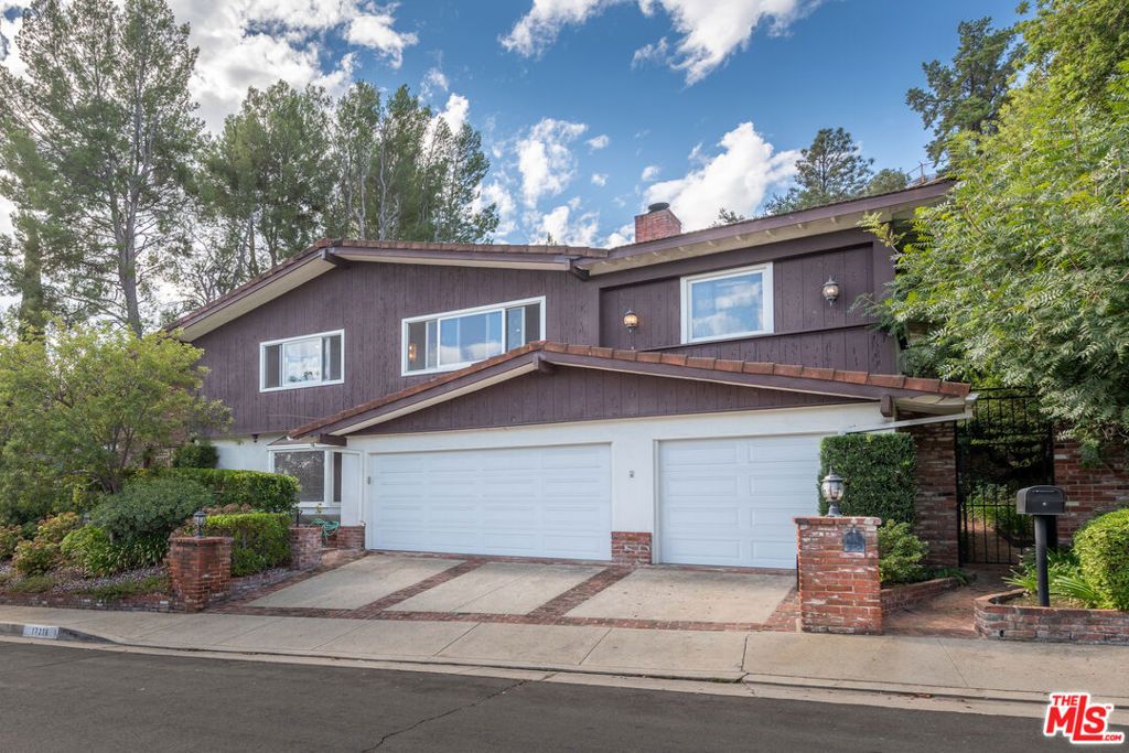 Photo of 17216 Luverne Place, Encino, CA 91316 (MLS # 25581917)
