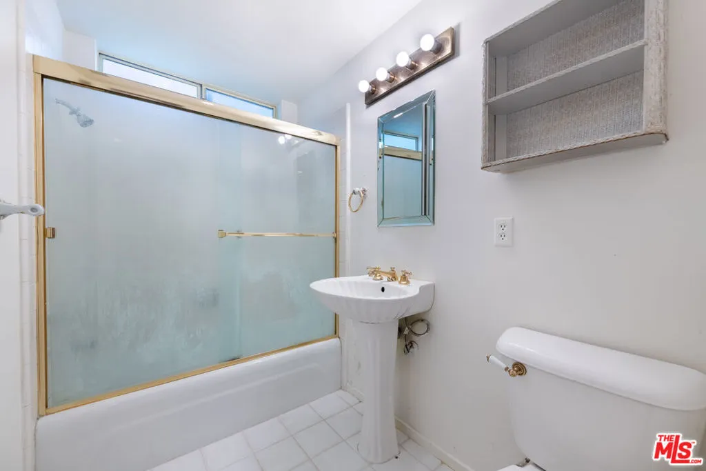 Encino, California 91316, United States, 4 Bedrooms Bedrooms, ,4 BathroomsBathrooms,Residential,Active,216575