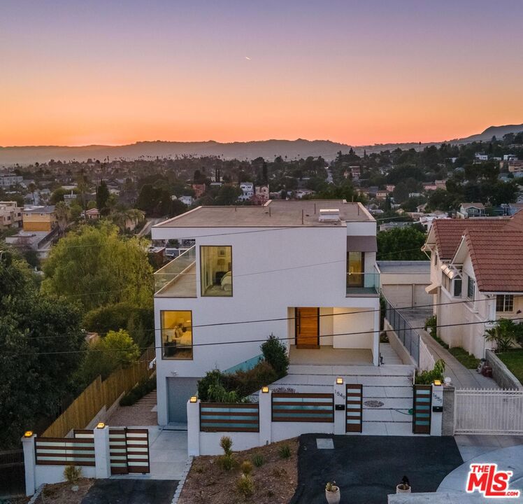 Properties 2 1551 Lucretia Avenue