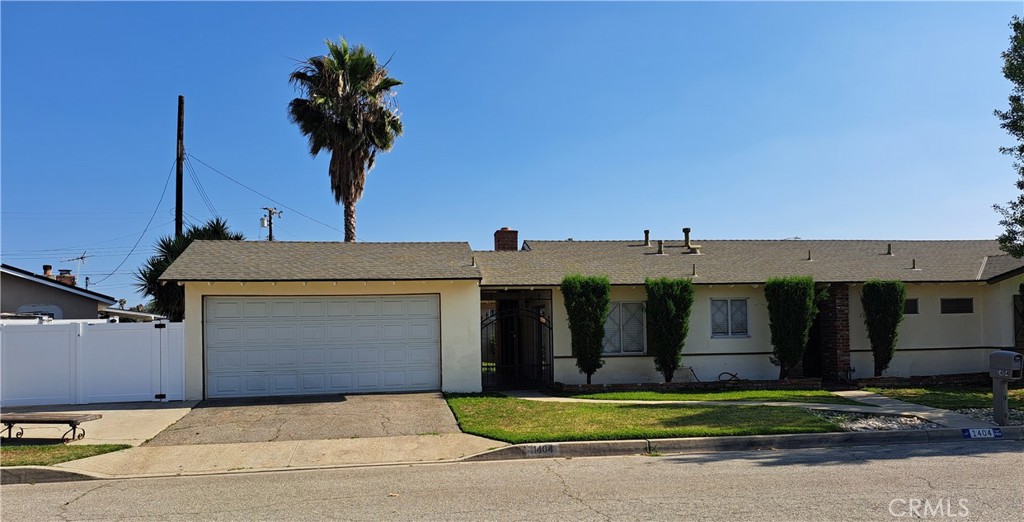 1404 E Louisa