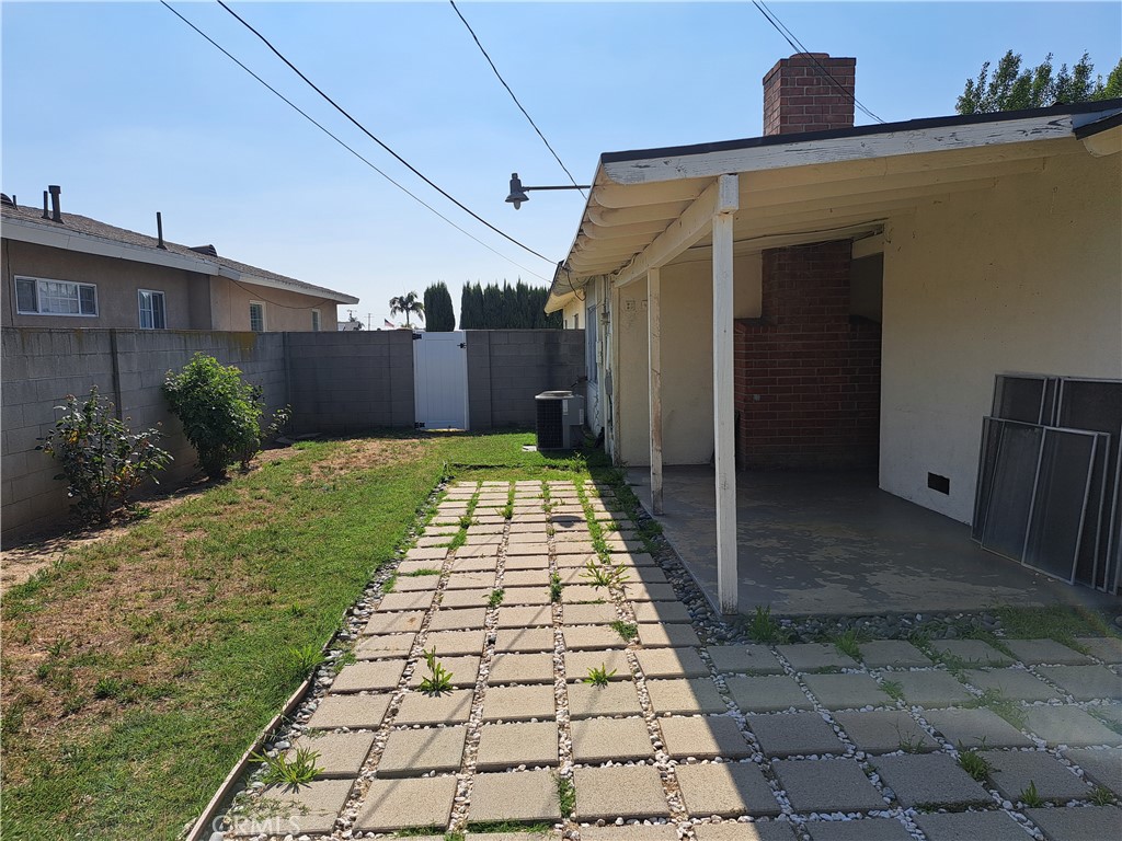 1404 E Louisa