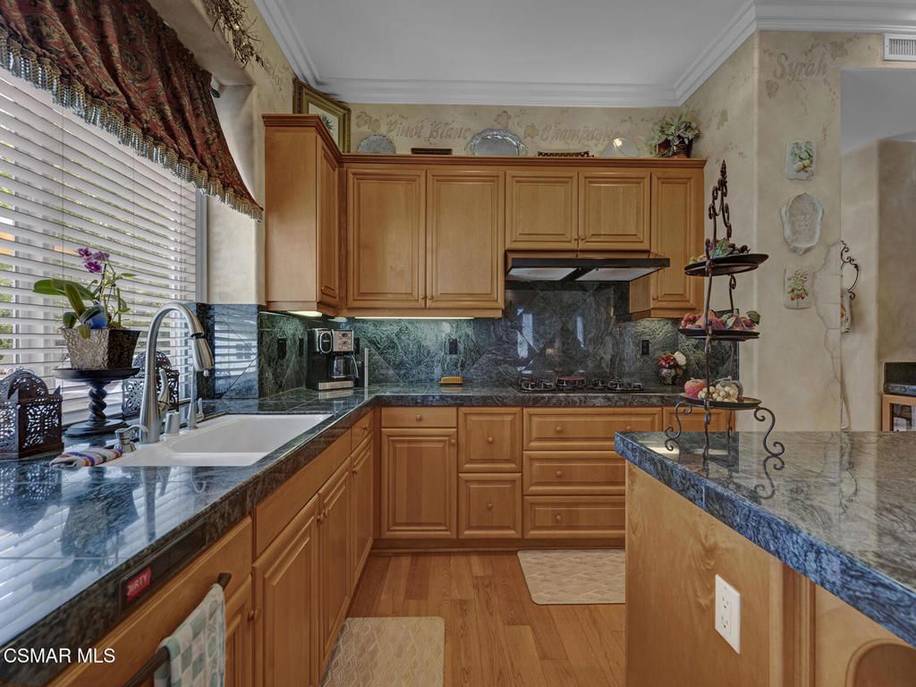 listing image 130722593087497603504