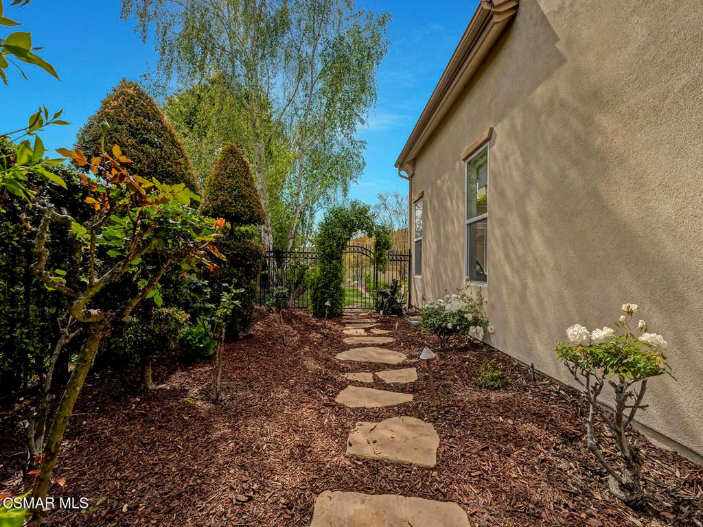 listing image 130726322315869434075