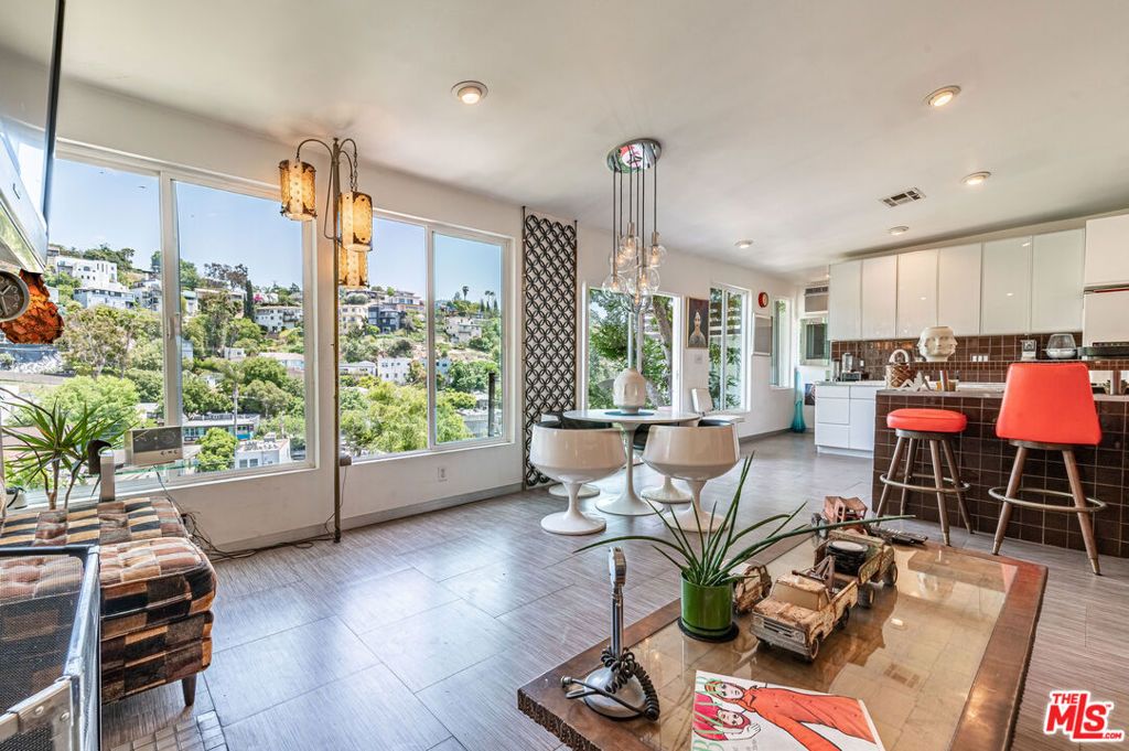listing image 130729000592711544223