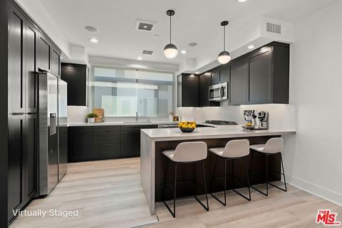 Photo of 11304 Victory Boulevard #1, North Hollywood, CA 91606 (MLS # 25596185) Photo of 11304 Victory Boulevard #1, North Hollywood, CA 91606 (MLS # 25596185)