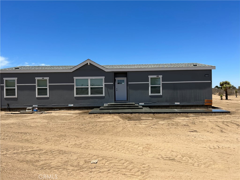 This Beautiful Brand-New 2025 Manufactured Home offers 1,800 square feet of living space, featuring four spacious bedrooms and two bathrooms. Situated on a sprawling 5-acre lot, this property boasts breathtaking mountain and desert views, perfect for those who enjoy peace and serenity.
With convenient access to a paved road, this home provides both comfort and accessibility. Whether you're looking for a peaceful retreat or a family-friendly environment, this home offers everything you need and more!