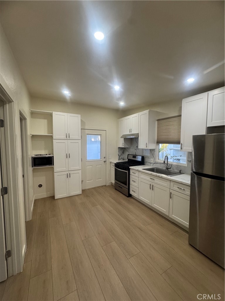 Charming Studio Apartment – All Utilities Included – 2 Miles from Disneyland!
This cozy studio unit offers a comfortable, self-contained living space just 2 miles from Disneyland — perfect for a single occupant or couple seeking convenience and privacy. Features include private kitchen with stove and refrigerator. Private bathroom. In-unit laundry washer & dryer.
All utilities included (electricity, water, gas, and trash) Air conditioning and heating. Enjoy close proximity to shops, restaurants, public transportation, and world-famous attractions. Whether you're a local professional, student, or Disney cast member, this unit provides a quiet and convenient retreat.
Available now. First month's rent and security deposit required. No smoking. Small pets considered with deposit.
Available now. First month's rent and security deposit required.