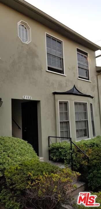 REDONE!!! LIGHT & BRIGHT! HUGE WEST HOLLYWOOD STUDIO W/ VERY LARGE LIVING AREA OVERLOOKING CENTRAL COURTYARD. LARGE KITCHEN W/ NEW CABINETS, SINK & FLOORING, GOOD CLOSETS, BUILT-IN BOOKCASE SHELVING. SECOND FLOOR UNIT HAS SEPARATE BACK ENTRY W/ GREAT ACCESS TO LAUNDRY ROOM. P.E.A.D FORM IS REQUIRED FOR SHOWINGS!