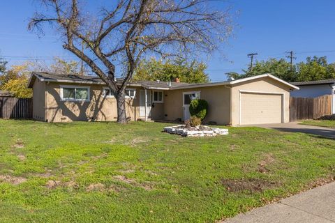 Photo of 1815 Woodacre Way Way, Roseville, CA 95661 (MLS # 41120495)