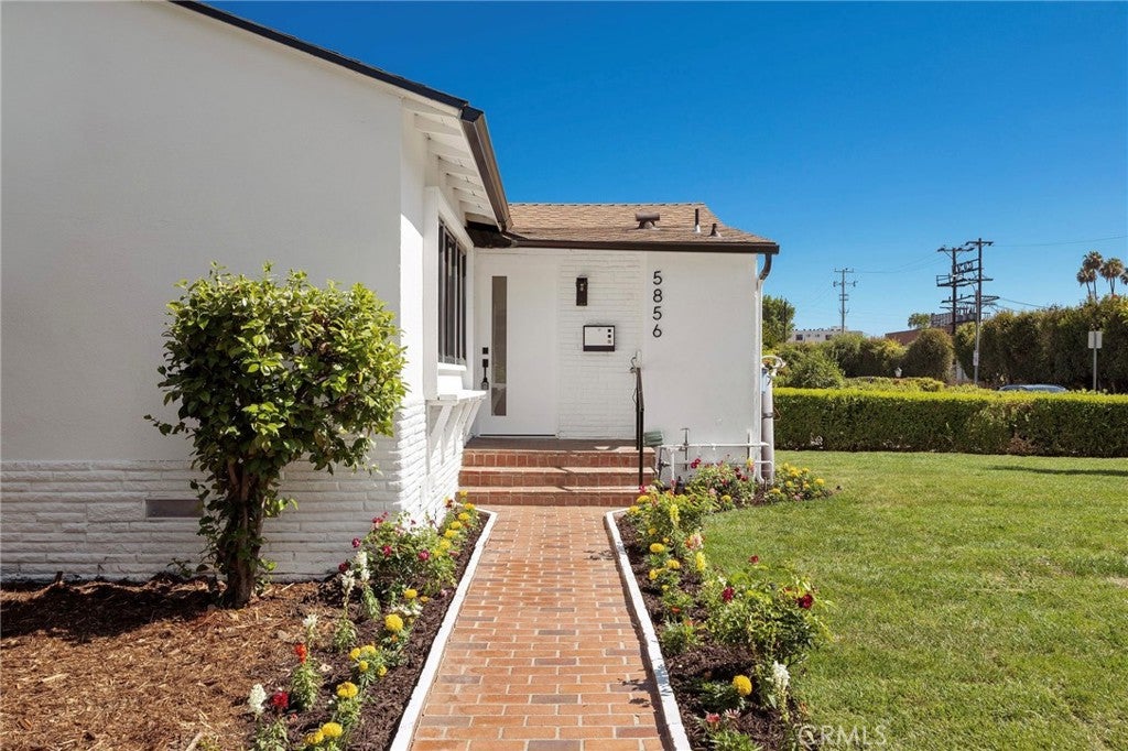 Photo of 5856 Halbrent Avenue, Sherman Oaks, CA 91411 (MLS # SR26139288)