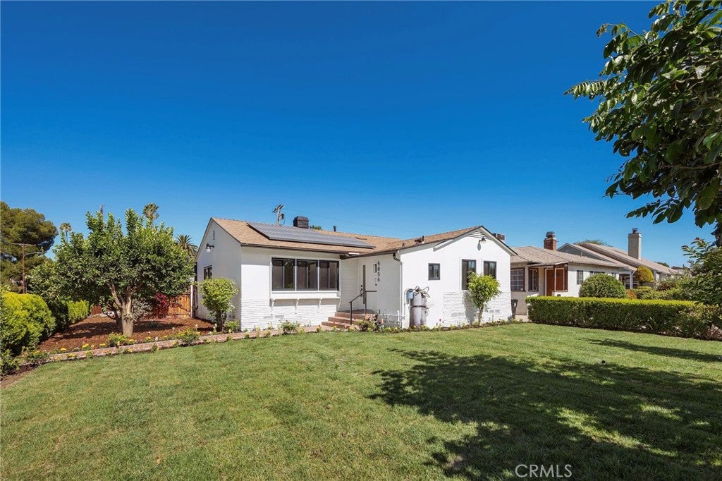 Photo of 5856 Halbrent Avenue, Sherman Oaks, CA 91411 (MLS # SR26139288)