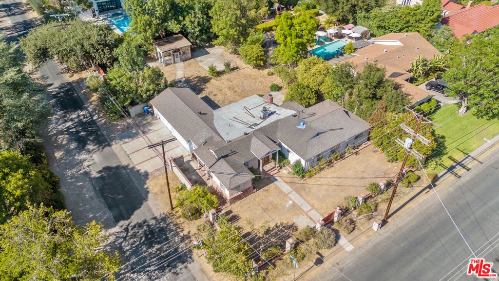 Photo of 23357 Hatteras Street, Woodland Hills, CA 91367 (MLS # 25574163)